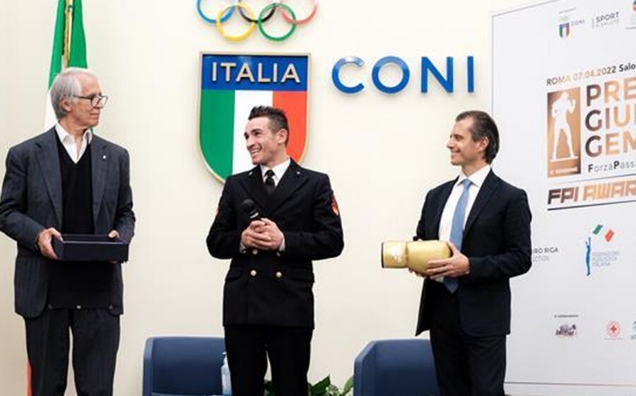 Premiazione istituzionale con rappresentante della Guardia Costiera
