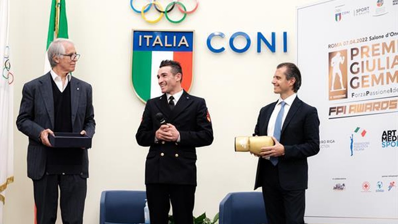Premiazione istituzionale con rappresentante della Guardia Costiera