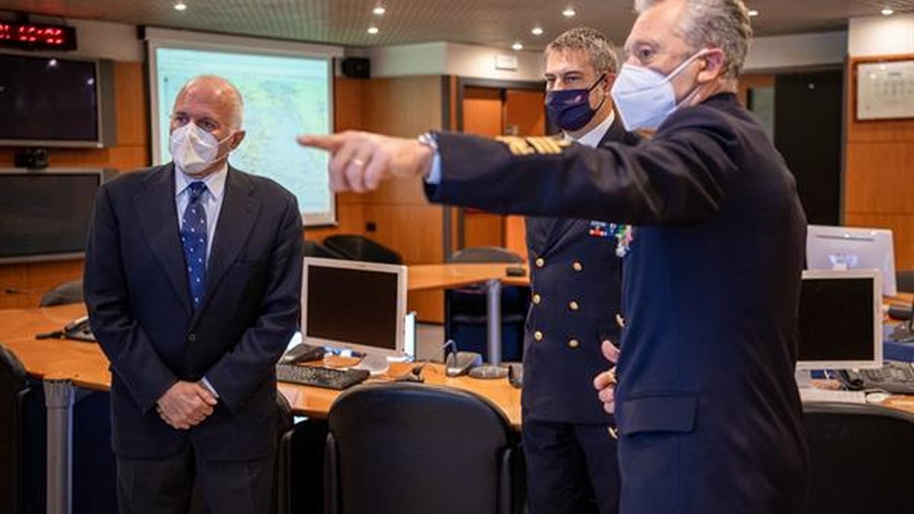 Ufficiali della Guardia Costiera durante una visita alla sala operativa