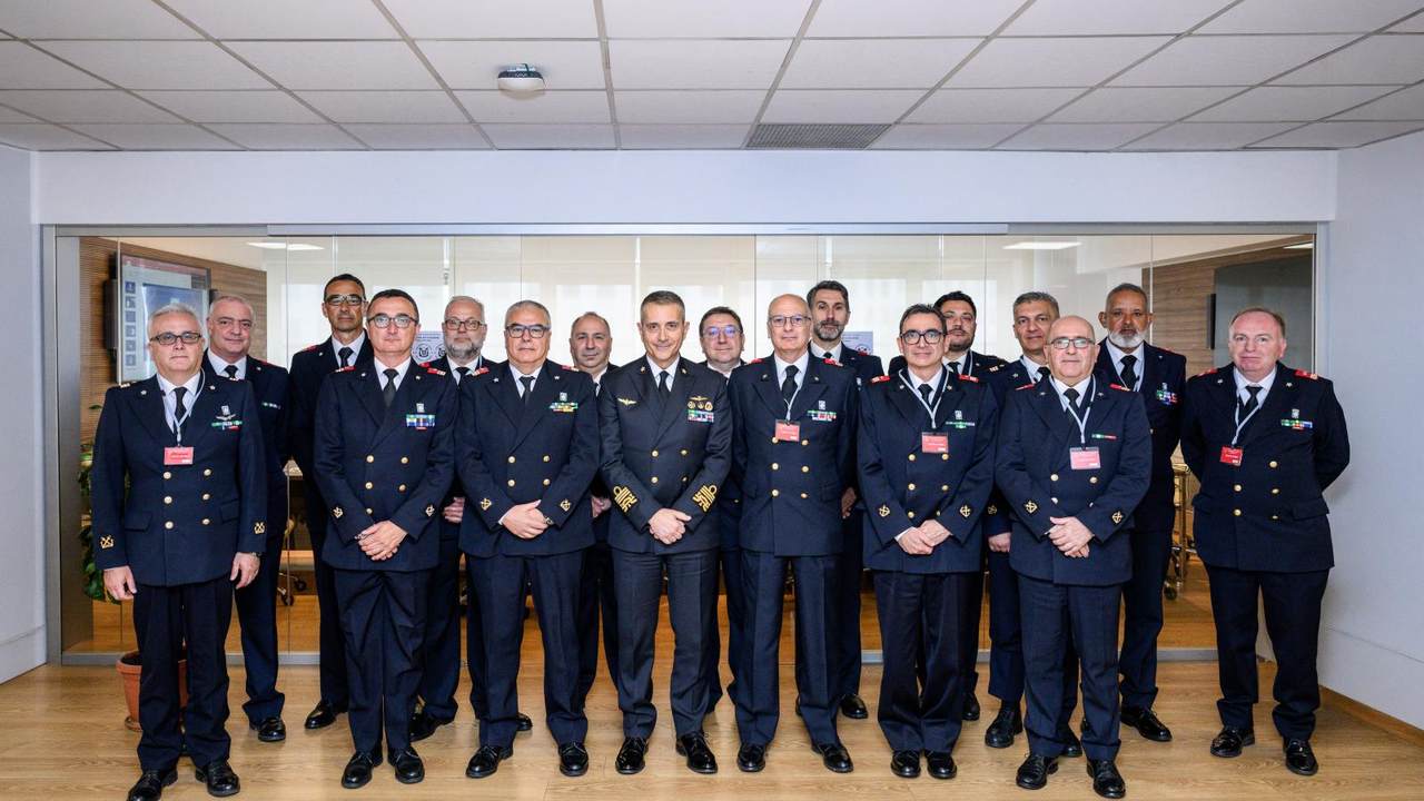 Gruppo di ufficiali della Guardia Costiera riunito in una sede di comando