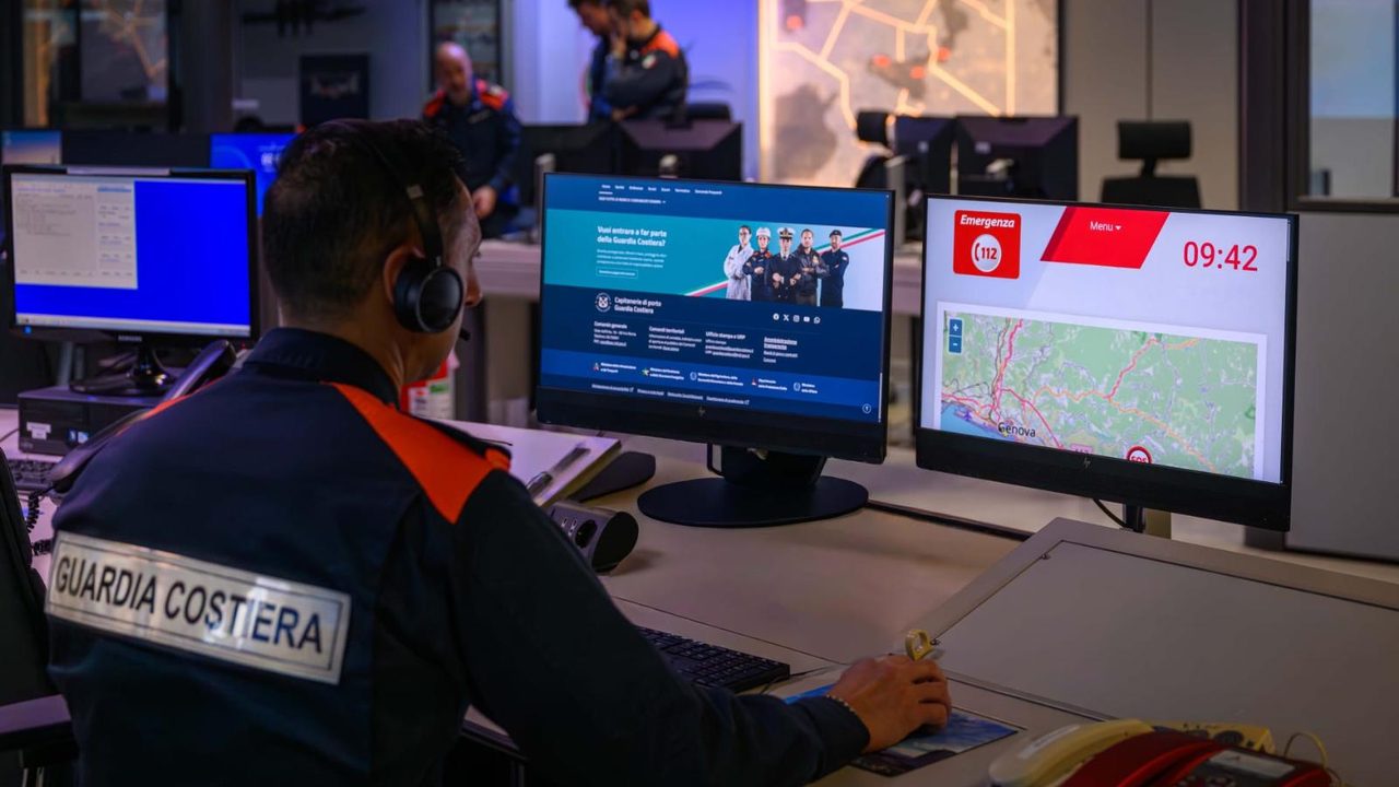 Operatore della Guardia Costiera nella centrale di risposta alle emergenze