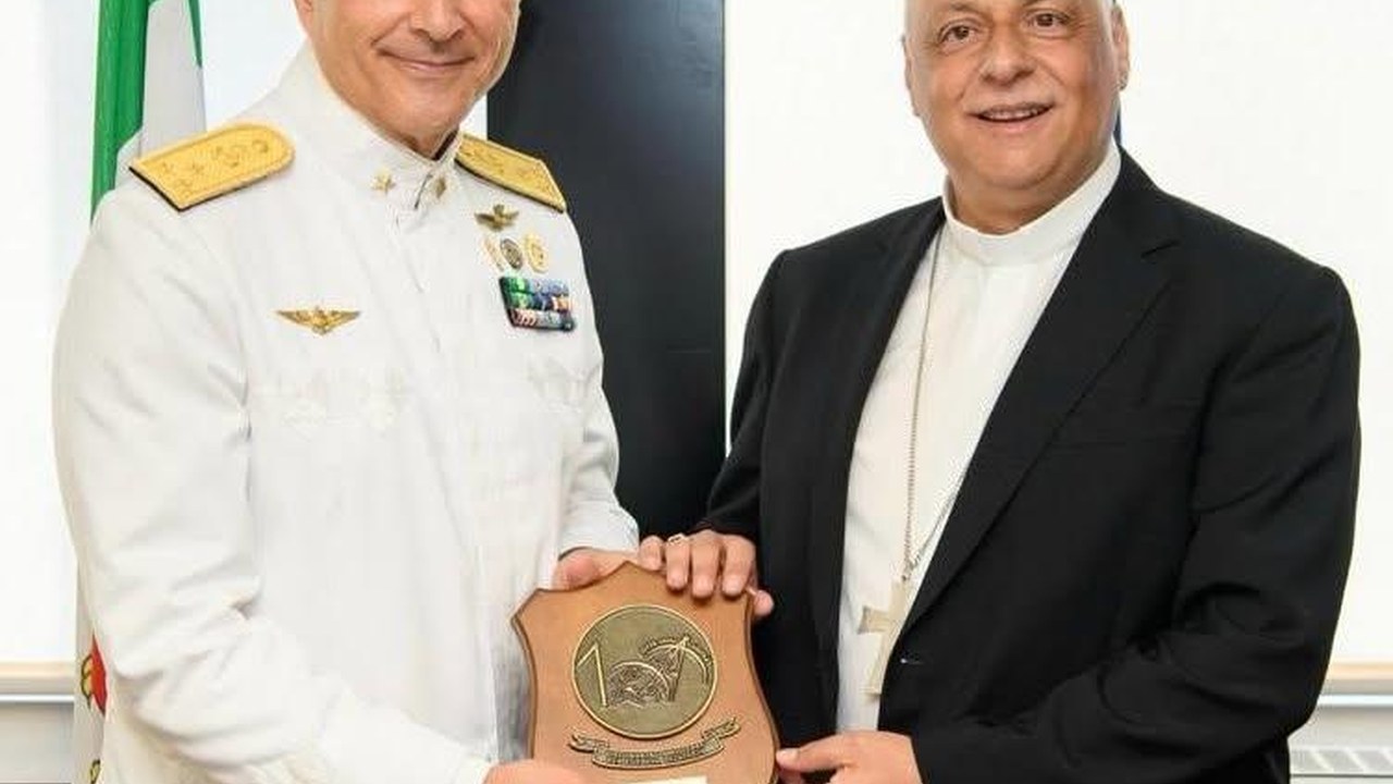 Incontro istituzionale tra un ufficiale della Guardia Costiera e un rappresentante religioso