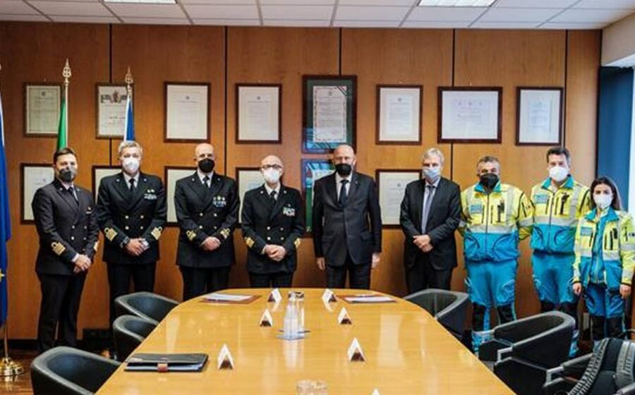 Gruppo operativo riunito in una sala della Guardia Costiera