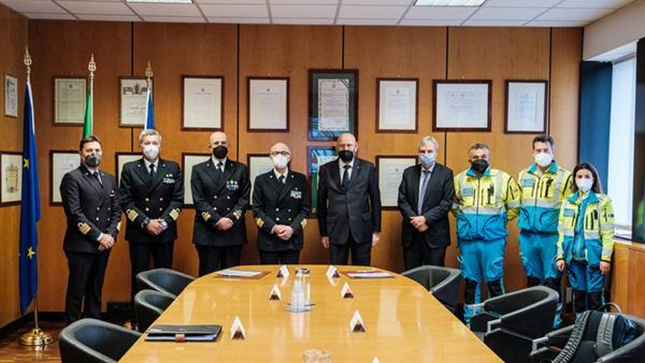 Gruppo operativo riunito in una sala della Guardia Costiera