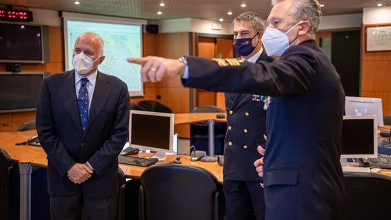 Ufficiali durante un briefing operativo