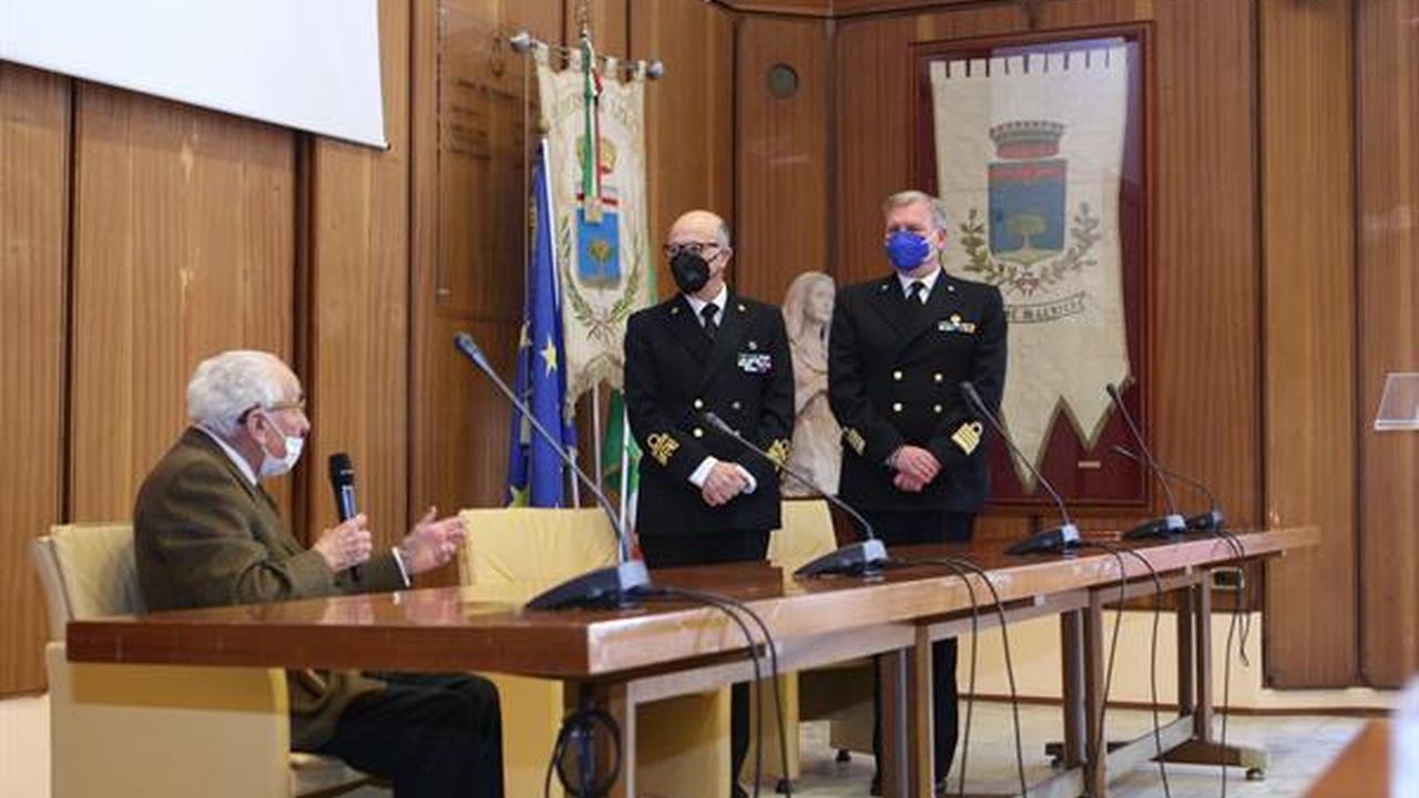 Incontro tecnico in una sede marittima