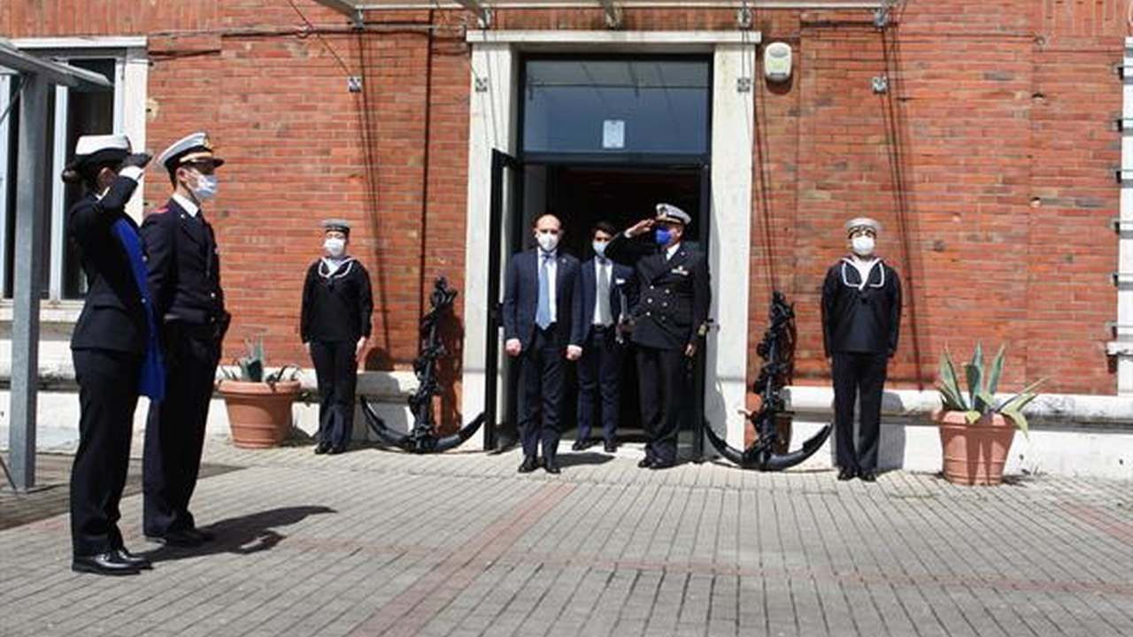 Personale davanti a una sede della Guardia Costiera