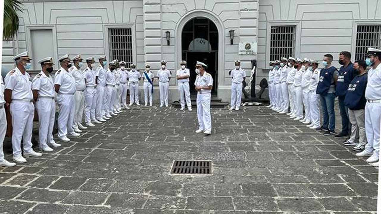 Schieramento di ufficiali in una piazza istituzionale