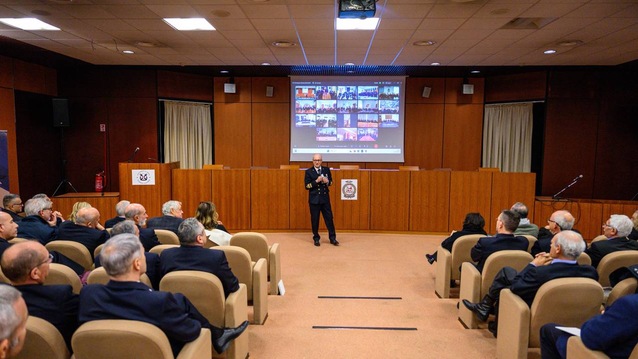 Ufficiali e operatori davanti a una unità della Guardia Costiera