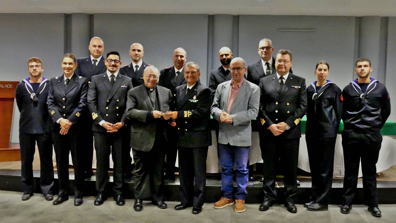 Sala operativa della Guardia Costiera con postazioni di monitoraggio