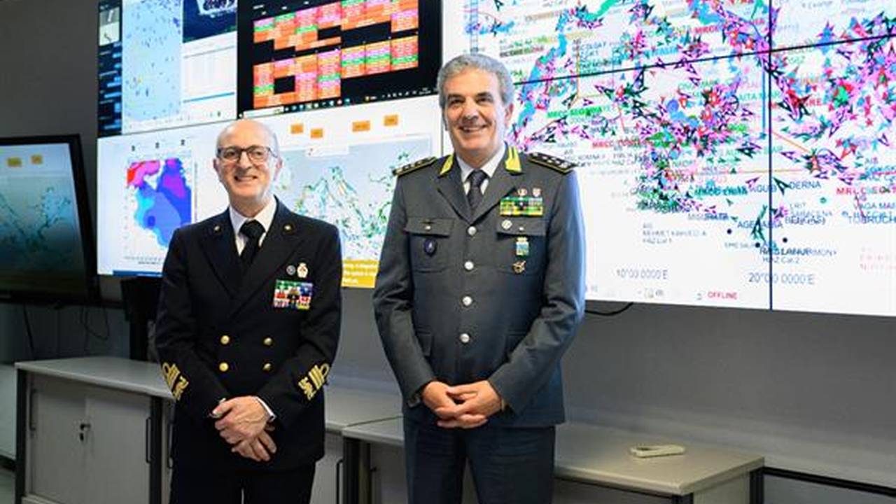 Equipaggio a bordo di una nave della Guardia Costiera