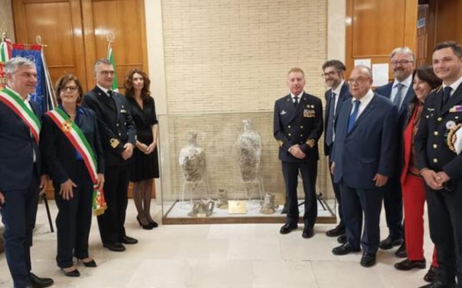 Cerimonia istituzionale con personale marittimo