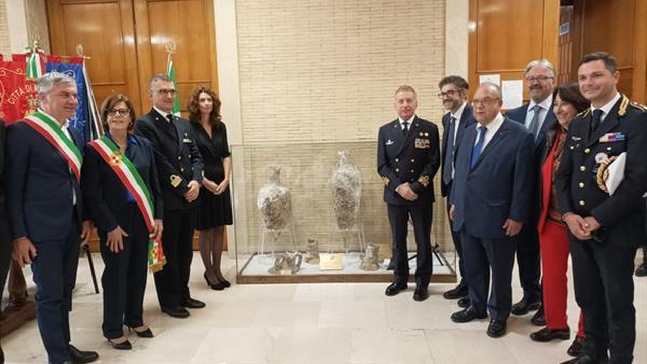 Cerimonia istituzionale con personale marittimo