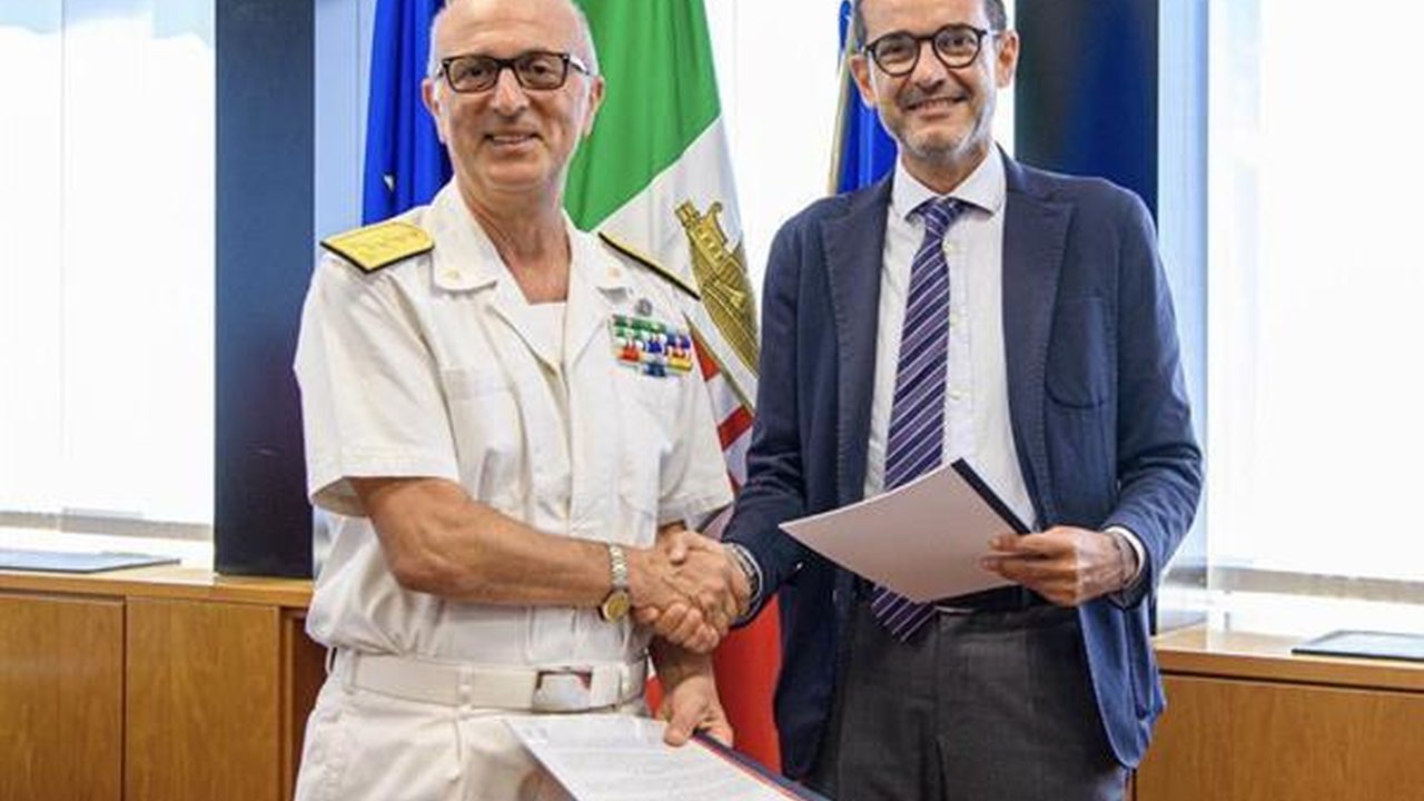 Consegna di documenti tra ufficiali e rappresentanti civili