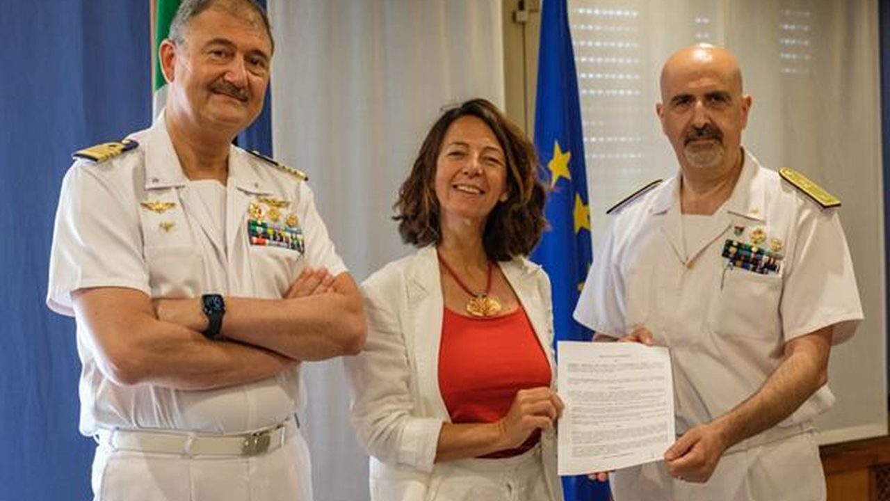 Rappresentante civile con ufficiali della Guardia Costiera