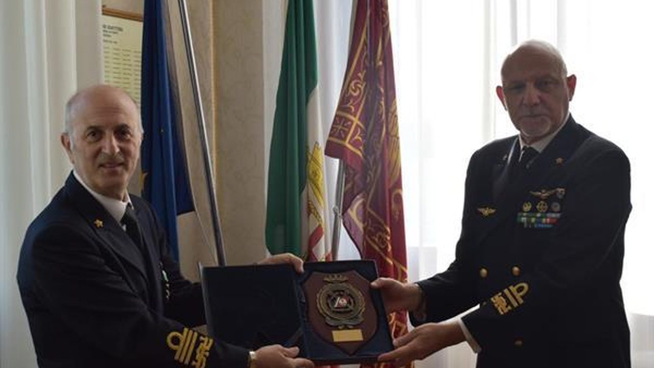 Consegna di un riconoscimento in una sede marittima