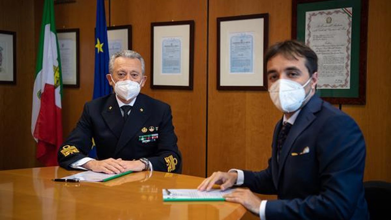 Riunione tecnica con un ufficiale della Guardia Costiera