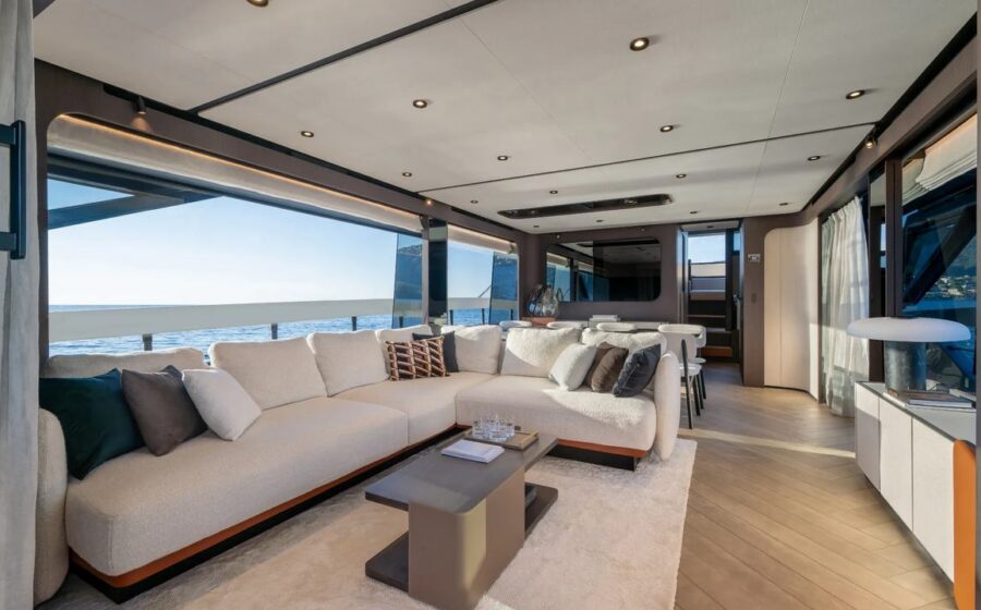 Salone del Ferretti Yachts 800