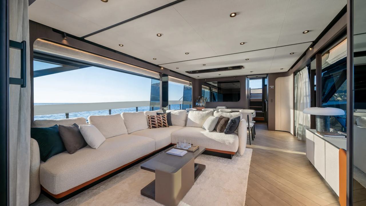Salone del Ferretti Yachts 800