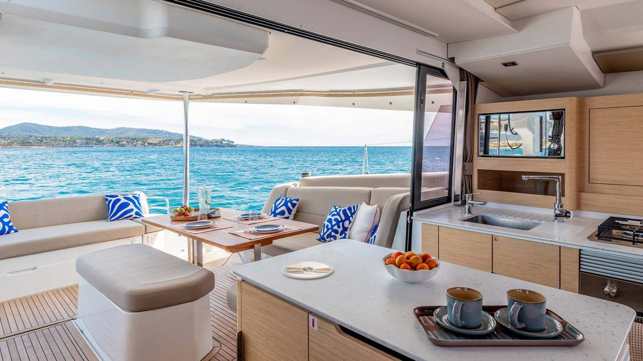 Salone del Fountaine Pajot FP44
