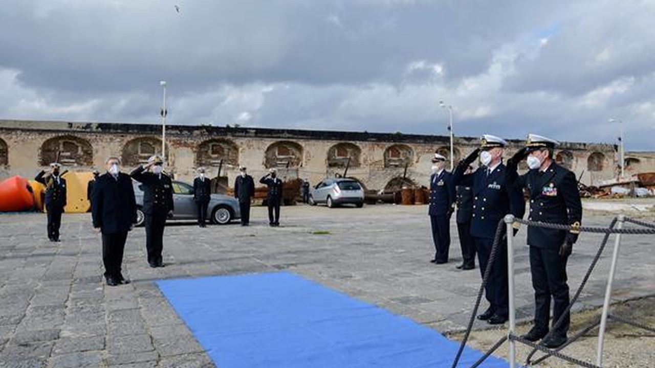 Equipaggio della Guardia Costiera durante una procedura operativa
