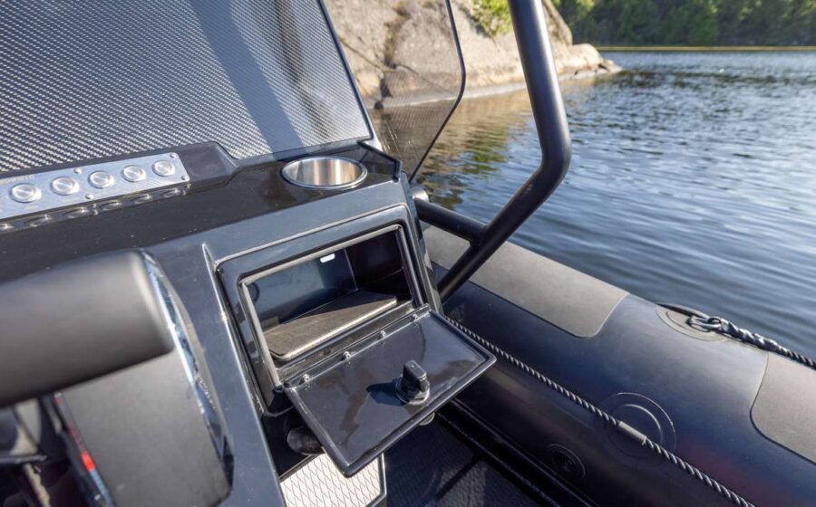 Highfield Patrol 700 console and bridge