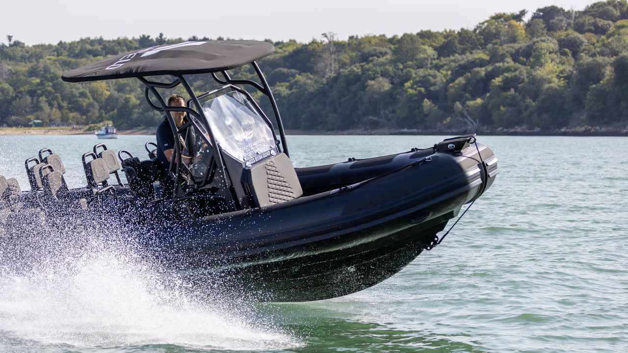 Highfield Patrol 760 en course vue de l'arc
