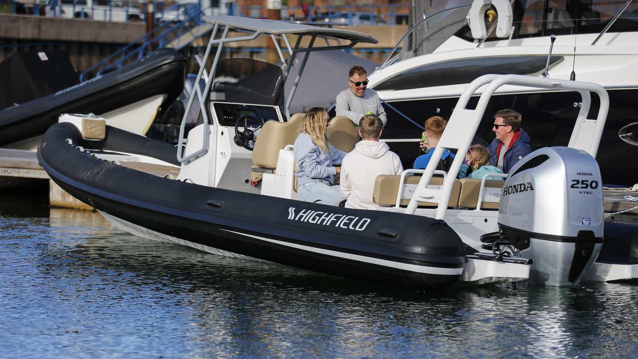 Highfield Sport 760 ormeggiato visto da poppa