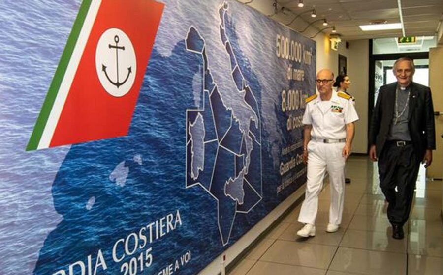 Personale della Guardia Costiera in sede operativa