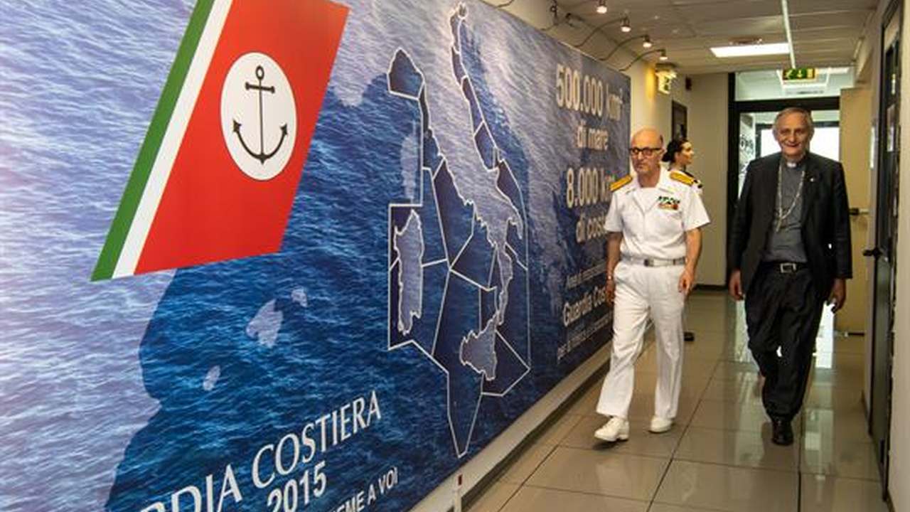 Personale della Guardia Costiera in sede operativa