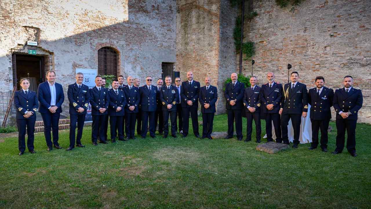 Personale della Guardia Costiera riunito