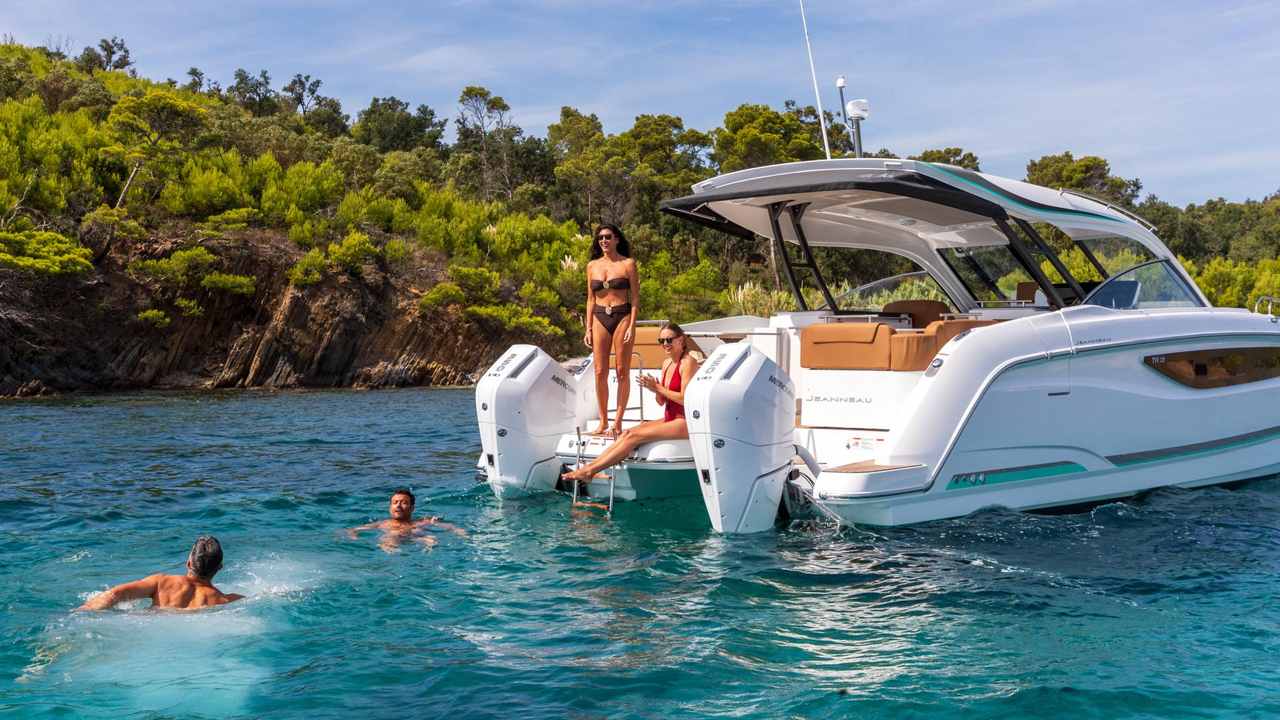 Poppa del Jeanneau TH38 con accesso al mare