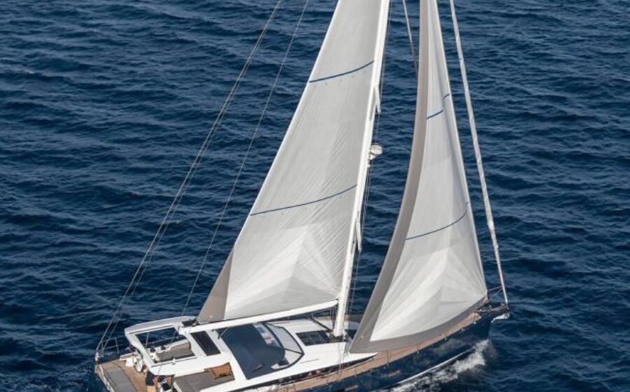 Jeanneau Yachts 65 in navigazione visto dall'alto