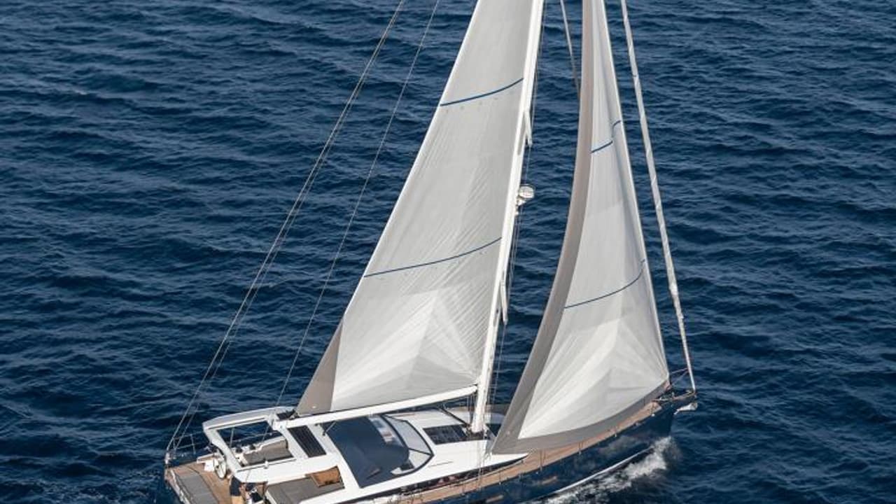 Jeanneau Yachts 65 in navigazione visto dall'alto