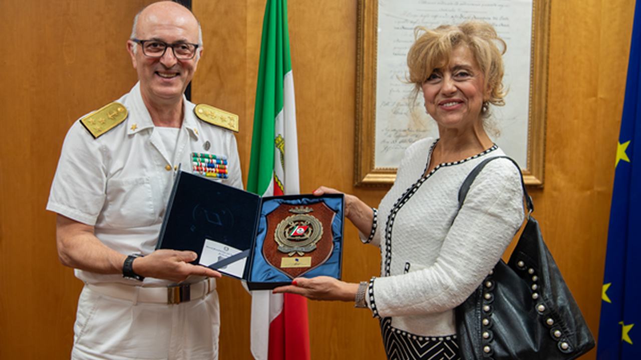Equipaggio della Guardia Costiera durante un servizio nautico