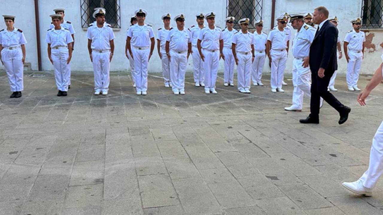 Unità navale della Guardia Costiera vista dalla banchina