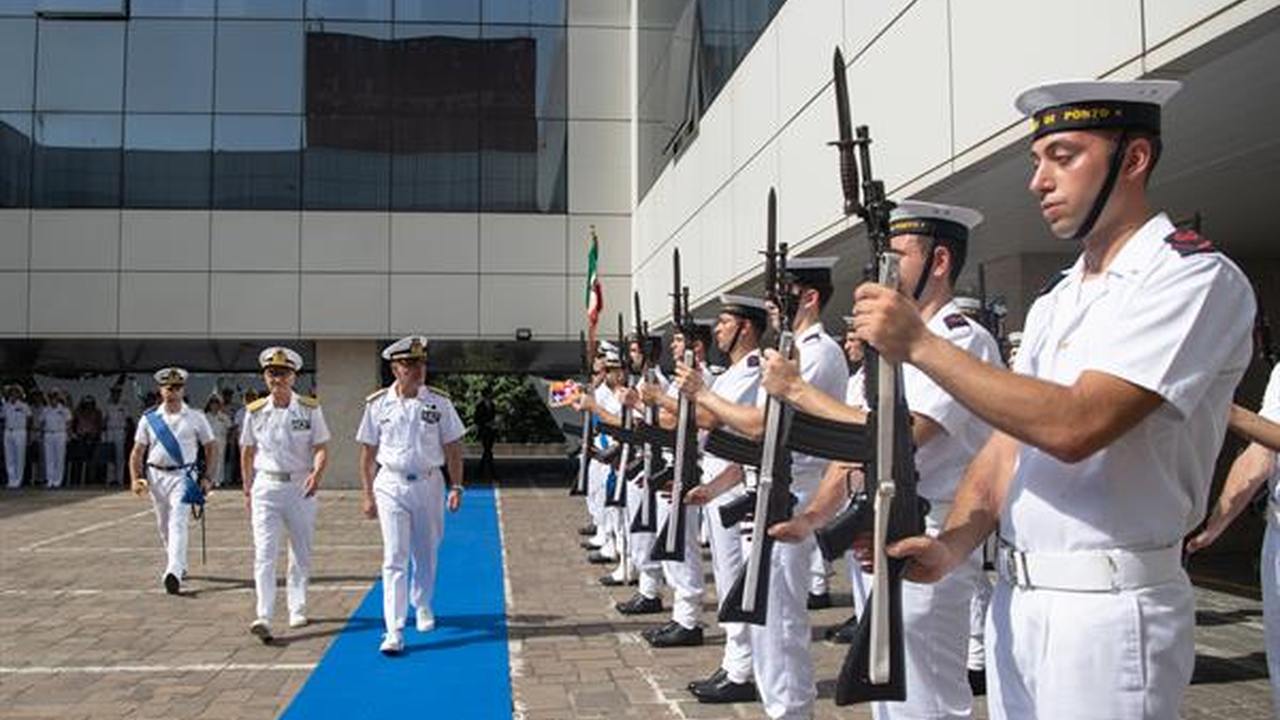 Personale e unità della Guardia Costiera durante una operazione