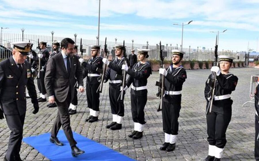 Mezzo navale della Guardia Costiera durante un pattugliamento