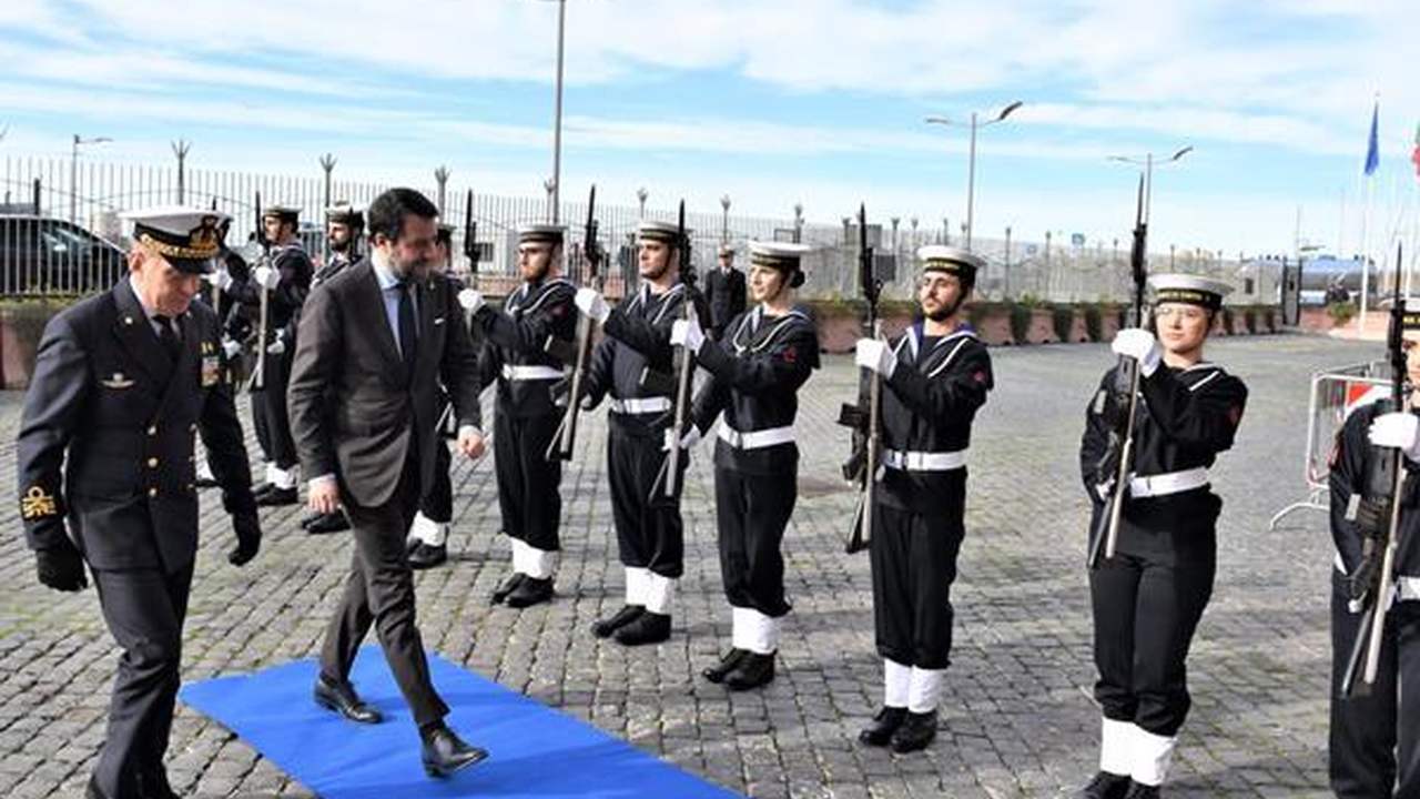 Mezzo navale della Guardia Costiera durante un pattugliamento