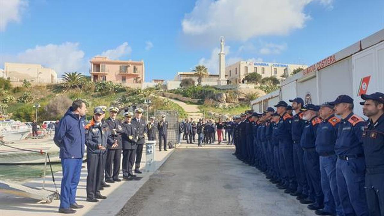 Equipaggio operativo a bordo di un mezzo della Guardia Costiera