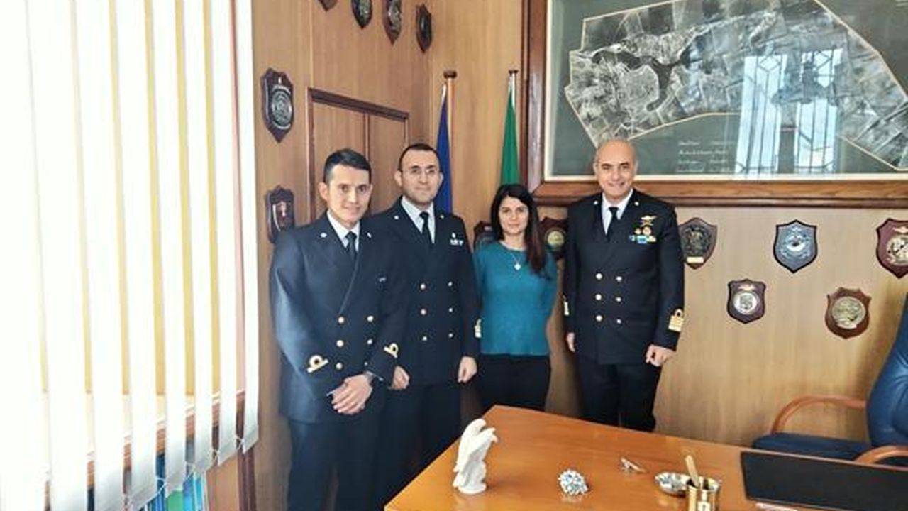 Personale marittimo impegnato in una procedura di sicurezza