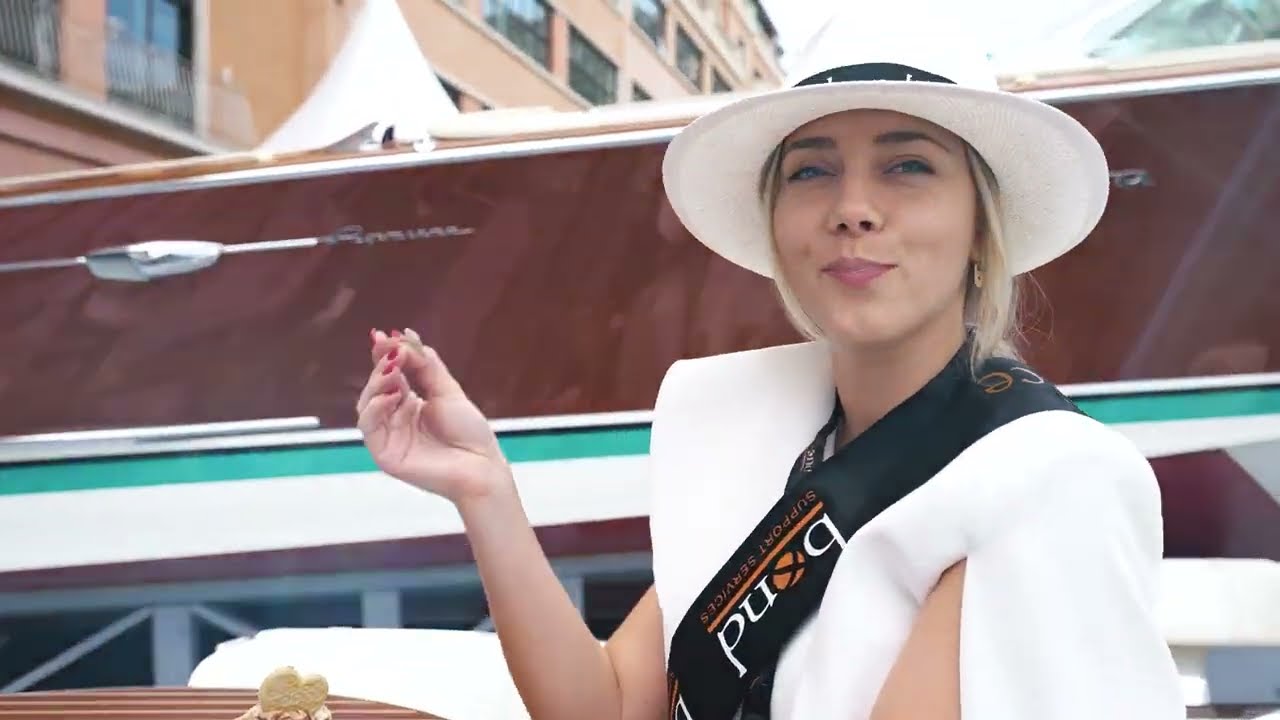 Imbarcazione e visitatori in banchina al Monaco Yacht Show