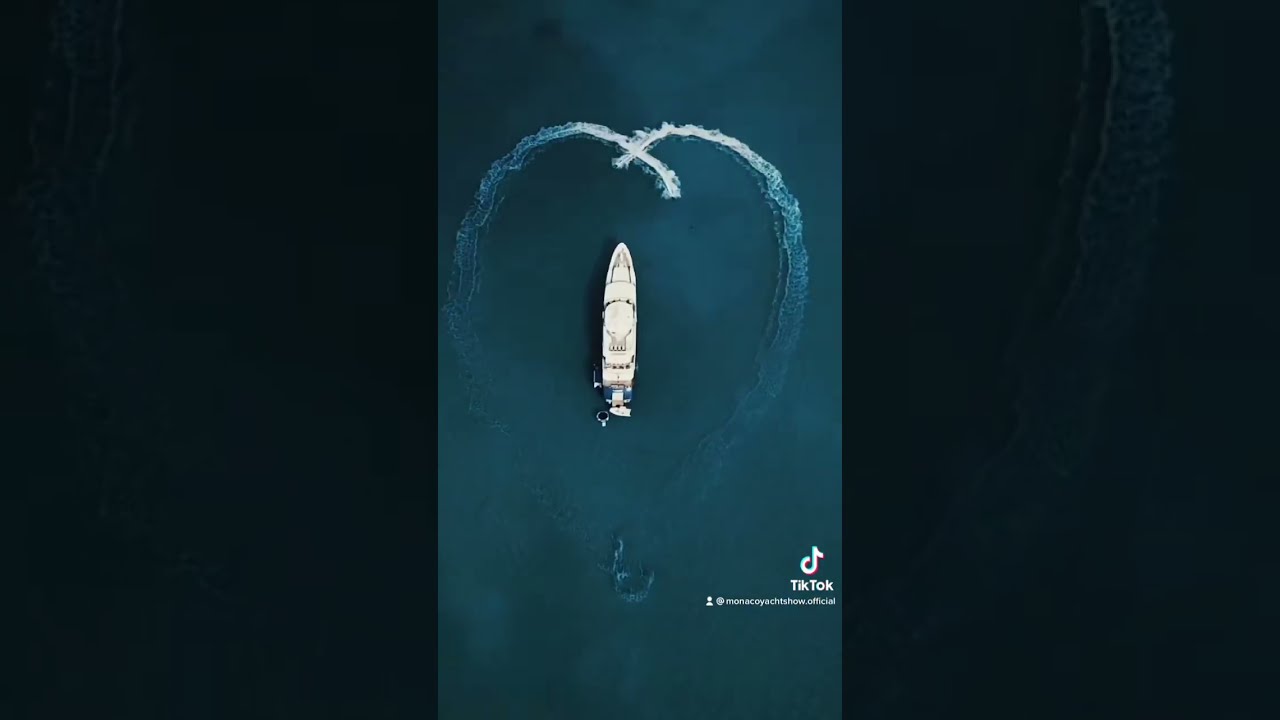 Superyacht ripreso dall'alto durante il Monaco Yacht Show