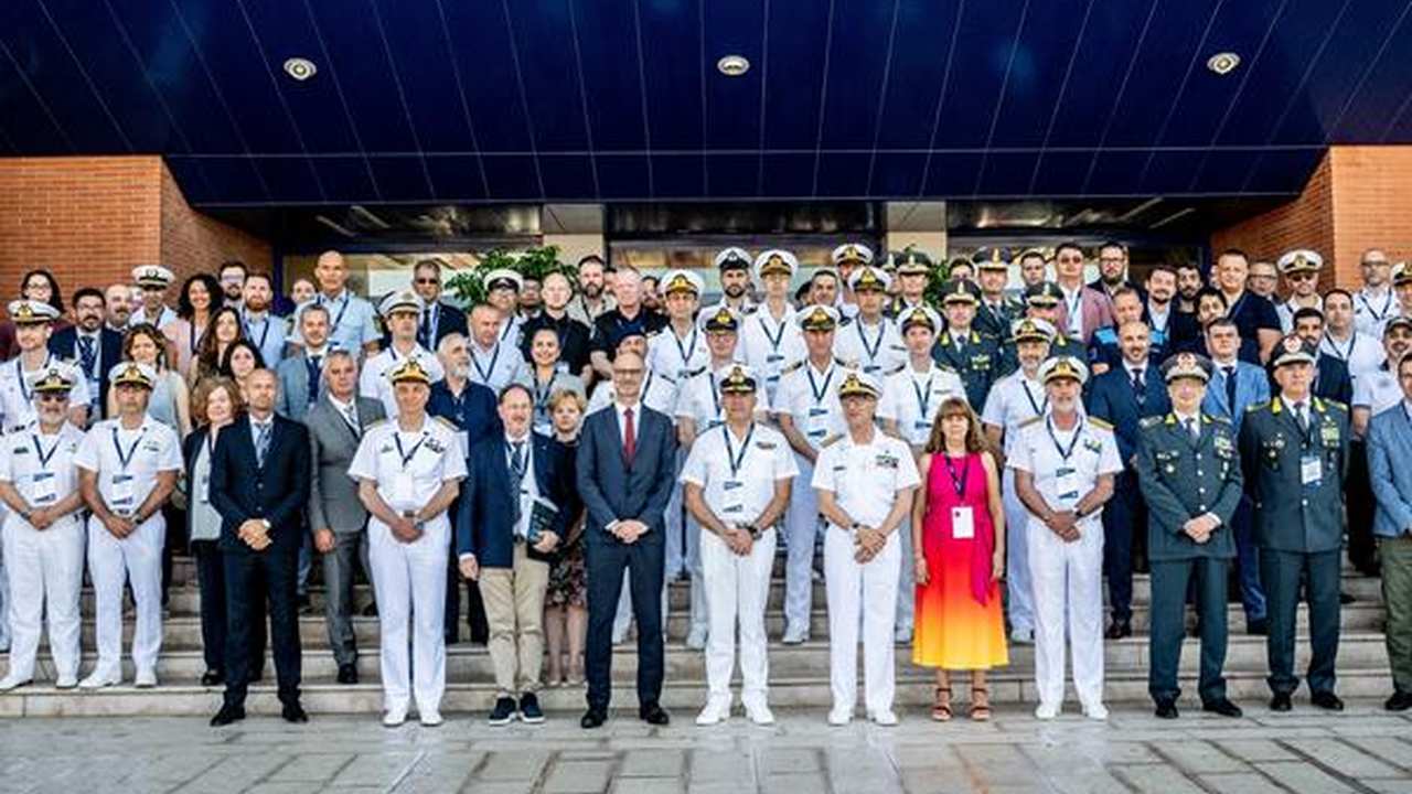 Equipaggio della Guardia Costiera durante una operazione in mare