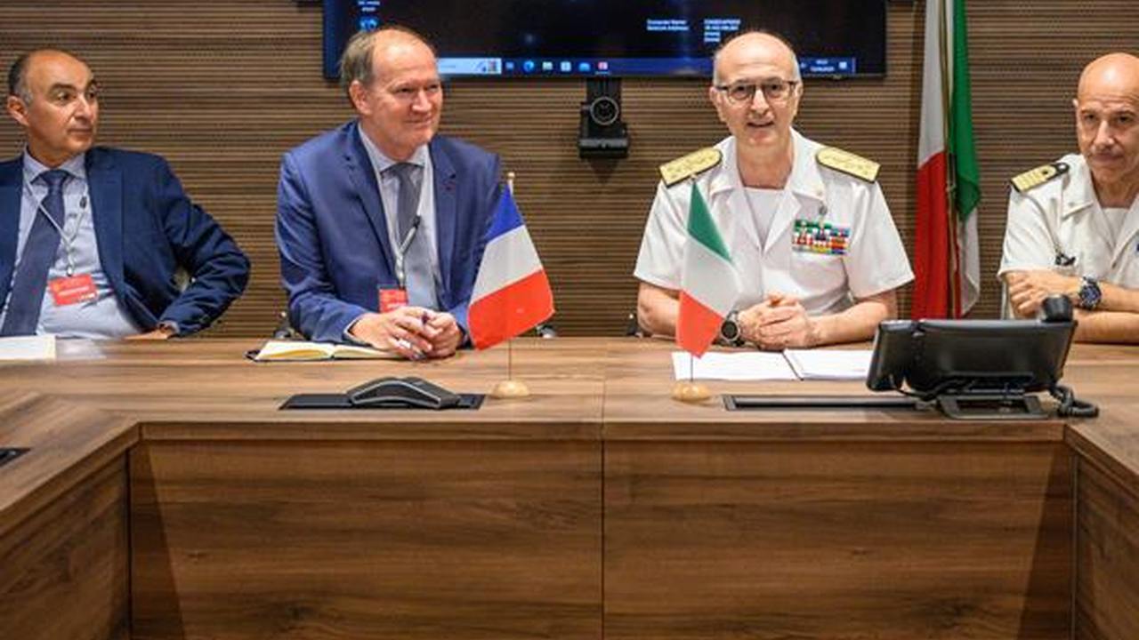 Personale marittimo riunito per una attività di sicurezza