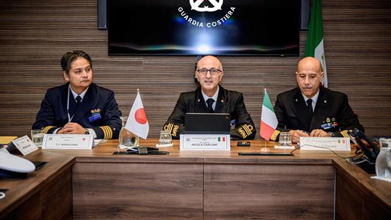 Equipaggio e unità della Guardia Costiera in porto