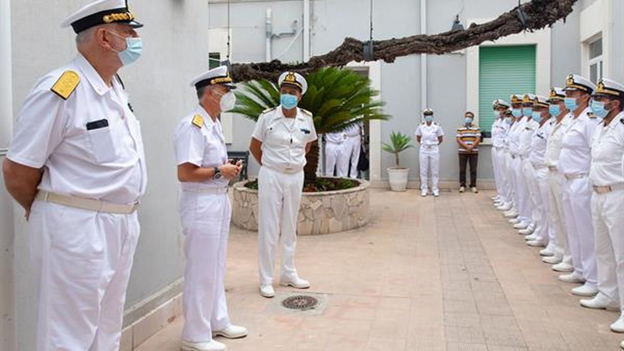 Consegna istituzionale in una sede della Guardia Costiera