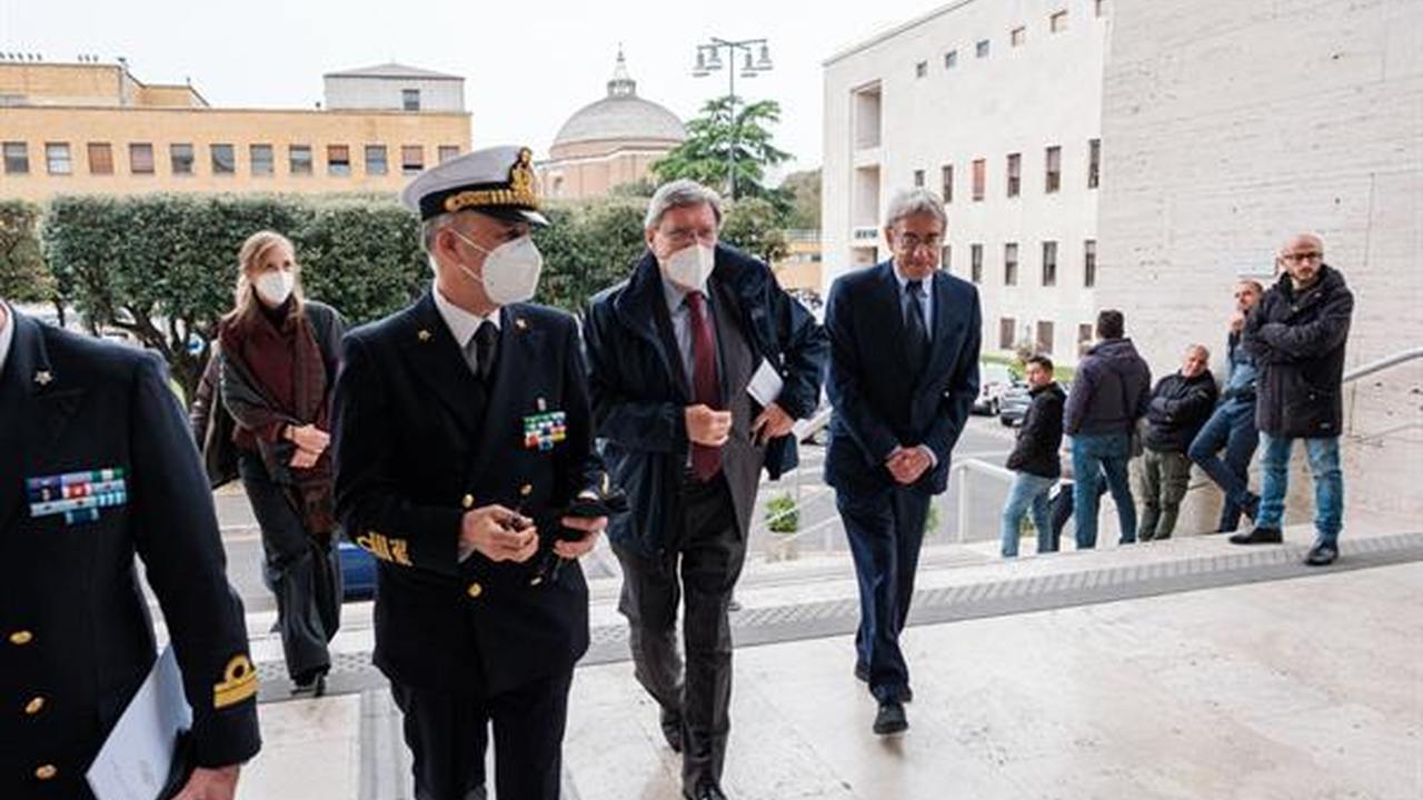 Personale e autorità durante una visita operativa