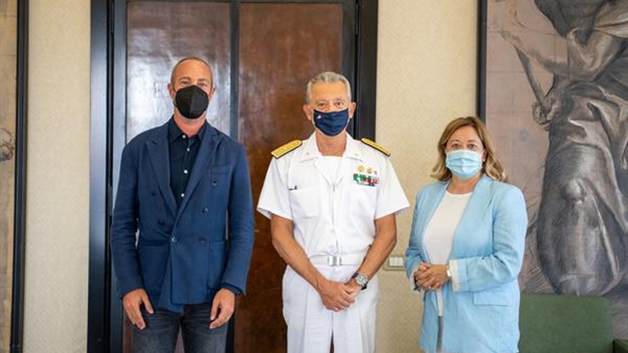 Ufficiali davanti a un mezzo della Guardia Costiera