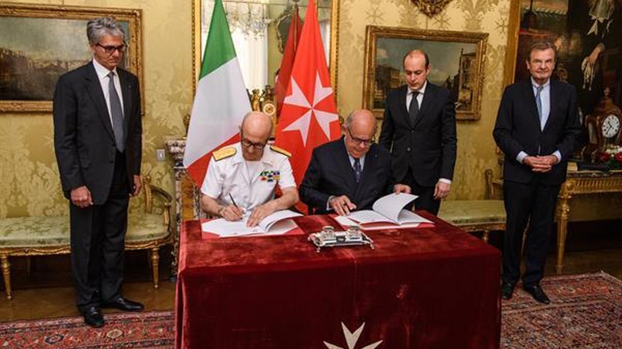 Firma di un accordo con rappresentanti marittimi